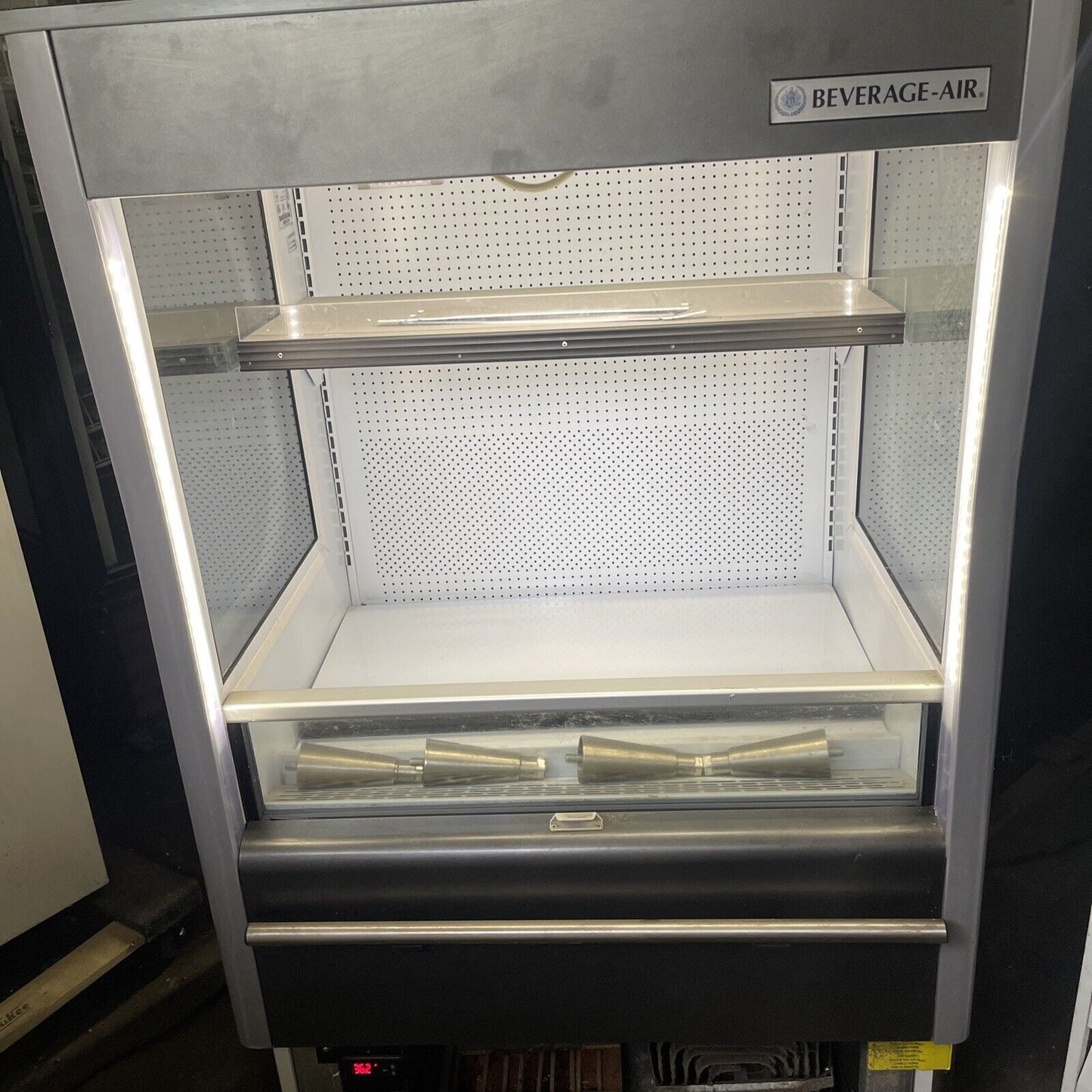 BEVERAGE AIR VM-7 35”  GRAB & GO DISPLAY REFRIGERATOR COOLER USED *BROKEN GLASS*